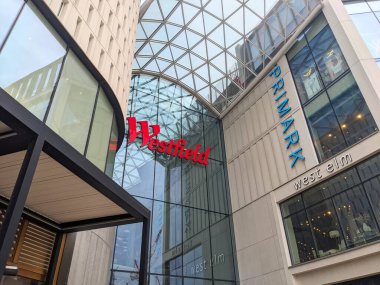 Londra, İngiltere - 26 Nisan 2025: Dış görünüm Londra 'daki Westfield London alışveriş merkezinin modern cam cephesini ve logosunu sergiliyor