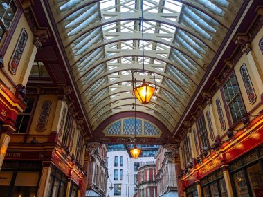 Londra, İngiltere - 26 Ekim 2024: Leadenhall Market 'in büyük iç mekanları Viktorya dönemi mimarisi, dekorasyon ve görkemli cam bir çatı, zamansız ve canlı bir atmosfer yaratıyor.
