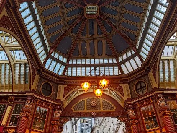 Londra, İngiltere - 26 Ekim 2024: Süslü Viktorya dönemi mimarisi ve karmaşık ayrıntıları, cam çatıdan geçen kubbeli tavanı ve doğal ışığı ile Leadenhall Pazarı 'nın içini tanımlar