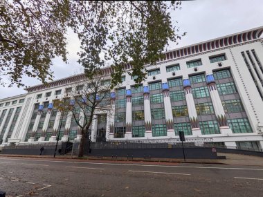 Londra, İngiltere - 27 Kasım 2021: Camden 'deki Büyük Londra Evi' nin ayırt edici Mısırlı Diriliş Sanat Deco cephesi, renkli sütunları ve kedi heykelleriyle ünlü mimari simgesi