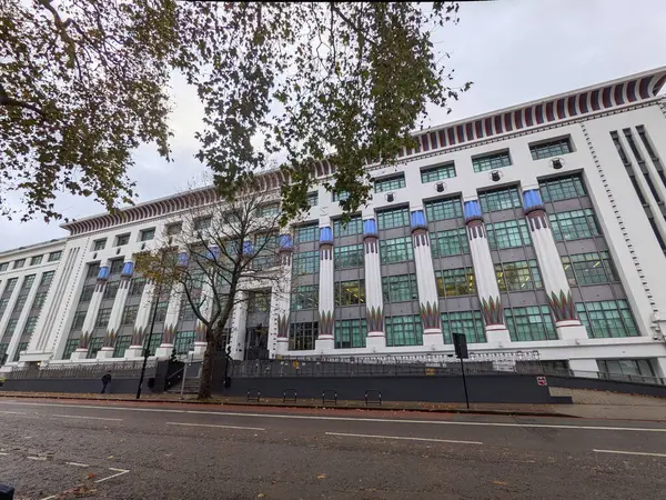 Londra, İngiltere - 27 Kasım 2021: Camden 'deki Büyük Londra Evi' nin ayırt edici Mısırlı Diriliş Sanat Deco cephesi, renkli sütunları ve kedi heykelleriyle ünlü mimari simgesi