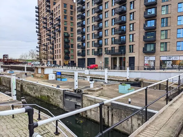Londra, İngiltere - 16 Aralık 2021: Waterside Places 'ın modern apartman blokları Kuzey Londra' daki Lee Nehri üzerindeki tarihi Tottenham Kilidi 17 'ye göz yumuyor