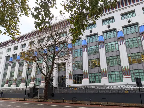 Londra, İngiltere - 27 Kasım 2021: Camden 'deki Büyük Londra Evi' nin ayırt edici Mısırlı Diriliş Sanat Deco cephesi, renkli sütunları ve kedi heykelleriyle ünlü mimari simgesi