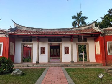 Tainan, Tayvan - 29 Kasım 2022: Tarihi Tainan Konfüçyüs Tapınağı 'nın Ming-Lun Salonu Girişi, ya da Ahlak Salonu, kırlangıç kuyruklu çatısına sahip geleneksel bir Çin mimarisi.