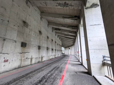 Taroko, Tayvan - 11.26.2022: Swallow Grotto Patikası 'nın beton tavandan geçen bir otoyolu ve 403 depreminden önce Swallow Grotto Boğazı' ndaki sütunları olan beton bölümü