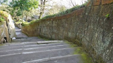 Kagoshima, Japonya - 01.29.2020: Sengan-en 'de güneş ışığı altında boş bir taş merdiven