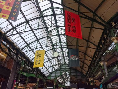 Londra, İngiltere - 10.02.2021: Borough Market 'in iç tavanı ve yeşil çelik yapının altında asılı duran güneş ışığı ile birlikte