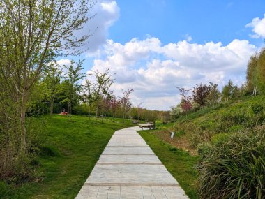 Londra, İngiltere - 2023.04.17: İnsanlar güneşli bir bahar gününde güneşli bir gökyüzünün altında kiraz ağaçları arasında Londra Çiçeği Bahçesinde piknik yapıyorlar