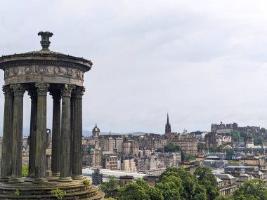 Edinburgh, İskoçya - 15 Temmuz 2025: Calton Hill 'deki ikonik Dugald Stewart Anıtı' ndan kaleyi de içeren tarihi şehir siluetinin panoramik bir görüntüsü