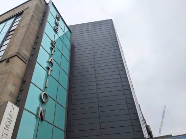 Edinburgh, İngiltere - 15 Temmuz 2025: Edinburgh Otobüs İstasyonu 'nun ön cephesi, şehir merkezi otobüs durağı, cam, taş ve metal mimari ayrıntıları bulutlu bir gökyüzü altında sergileniyor