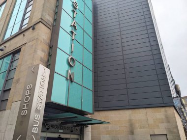 Edinburgh, İngiltere - 15 Temmuz 2025: Merkezi bir toplu taşıma terminali olan Edinburgh Otobüs İstasyonu 'nun modern cephesi, ana girişi işaret eden cam, taş ve metalden oluşuyor.