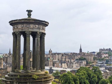 Edinburgh, İskoçya - 15 Temmuz 2025: Calton Hill 'den şehrin panoramik manzarası, bulutlu bir gökyüzü altında Eski ve Yeni Kentler manzaralı Dugald Stewart Anıtı