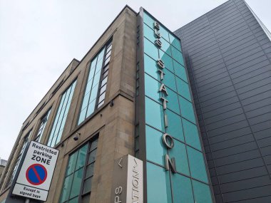 Edinburgh, İskoçya - 15 Temmuz 2025: Yerel ve ulusal seyahat için önemli bir toplu taşıma merkezi olan Edinburgh Otobüs İstasyonu 'nun çağdaş cephesinin düşük açılı görüntüsü