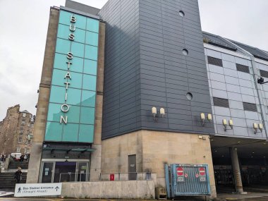 Edinburgh, İskoçya, İngiltere - 15 Temmuz 2025: Yağmurlu bir günde şehir merkezinde, banliyö ve turistler için bir toplu taşıma merkezi olan Edinburgh Otobüs İstasyonu 'nun modern mimari cephesi