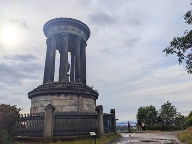 Edinburgh, İskoçya İngiltere - 15 Temmuz 2025: Turistler Calton Hill 'deki tarihi Dugald Stewart Anıtı' nda toplanarak, şehrin dört bir yanındaki Forth Firth 'e doğru panoramik manzaranın keyfini çıkarıyorlar.
