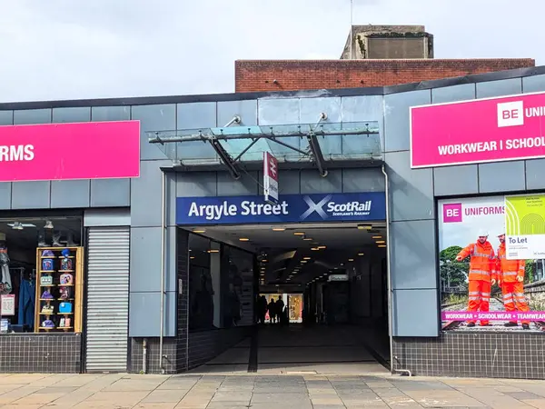 Glasgow, İskoçya İngiltere - 14 Temmuz 2025: ScotRails Argyle Caddesi 'nin modern girişi, şehir merkezinde bulutlu bir gökyüzünün altında metro geçidinde yürüyen yolcularla