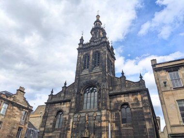 Edinburgh, İngiltere - 17 Temmuz 2025: Tarihi Augustine Birleşik Kilisesi 'nin düşük açılı görüntüsü, Eski Şehir' in ünlü Gotik Diriliş mimarisinin çarpıcı bir örneği