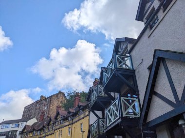 Edinburgh, İskoçya - 16 Temmuz 2025: Açık bir yaz gününde tarihi Dekan Köyü 'ndeki belirgin kereste çerçeveli konut ve balkonların düşük açılı perspektifi