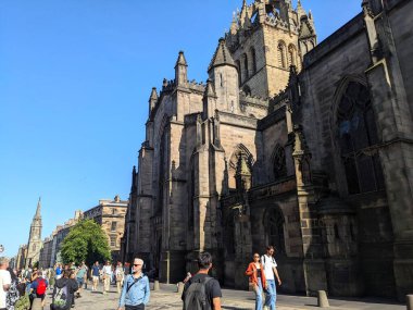 Edinburgh, İskoçya - 16 Temmuz 2025: Bir grup yaya, tarihi St. Giles Katedrali 'nin yanındaki Royal Mile kaldırımında yürüyor.