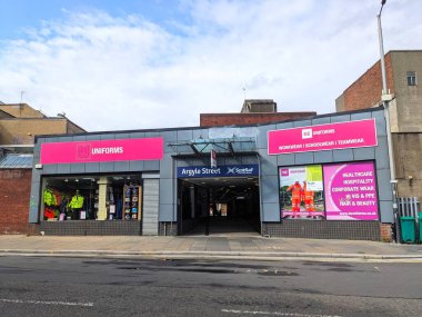 Glasgow, İngiltere - 14 Temmuz 2025: Argyle Caddesi tren istasyonunun modern girişi, Scotrail hizmetleri için merkezi bir merkez, bulutlu bir gökyüzü altında bitişik perakende mağazaları ile sokakta görüldü