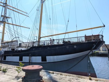 Glasgow, İskoçya - 13 Temmuz 2025: Yenilenmiş tarihi uzun gemi Glenlee, bir müze gemisi, açık mavi bir gökyüzünün altında ziyaretçilerle birlikte Clyde Nehri 'nin rıhtımına yanaştı.