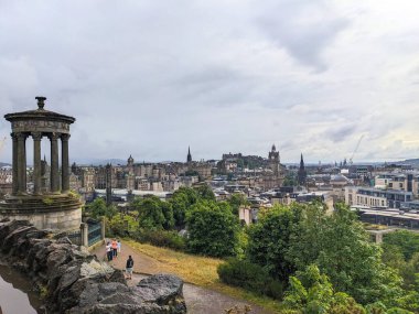 Edinburgh, İskoçya, İngiltere - 15 Temmuz 2025: Calton Hill 'den Dugald Stewart Anıtı' nın ve ufukta bulutlu bir gökyüzünün altındaki şatonun bulunduğu tarihi Eski ve Yeni Kentler 'in görüntüsü