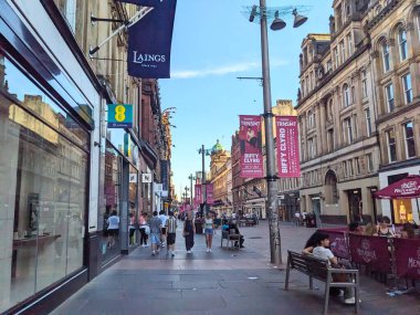 Glasgow, İngiltere - 12 Temmuz 2025: Halk, tarihi binaları ve TRNSMT müzik festivali afişleriyle kalabalık Buchanan Caddesi boyunca yürüyor