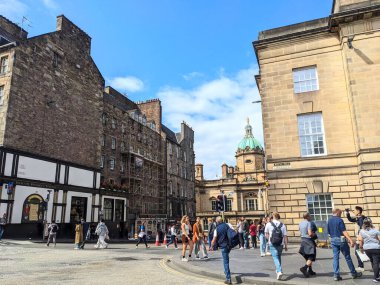 Edinburgh, İngiltere - 16 Temmuz 2025: Edinburg Eski Kentinde tarihi Royal Mile 'ı gezen turistler, UNESCO Dünya Mirasları Alanına atandı.