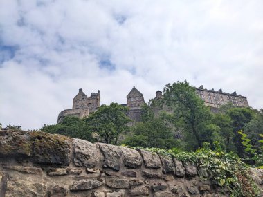Edinburgh, İskoçya - 16 Temmuz 2025: Tarihi Edinburgh Şatosu aşağıdaki volkanik Castle Kayası 'nın tepesinde yer almaktadır.