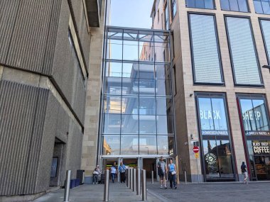 Edinburgh, İngiltere - 18 Temmuz 2025: İnsanlar Little King Caddesi 'ndeki St. James Quarter alışveriş merkezinin cam girişinin önünden geçtiler.