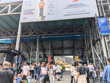 Edinburgh, İskoçya - 16 Temmuz 2025: Uluslararası turist çeşitliliği dünyaca ünlü Edinburgh Askeri Dövme Festivali için Edinburgh Kalesi 'nin ana girişinde toplandı