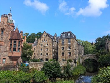 Edinburgh, İskoçya - 16 Temmuz 2025: Dekan Köyü 'ndeki ikonik Kuyu Kulesi ve tarihi mimari berrak mavi bir gökyüzünün altında Leith' in sakin suları boyunca kurulmuş