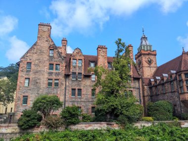 Edinburgh, İskoçya - 16 Temmuz 2025: Ayırt edici İskoç Baroniyer mimarisi ve tanınmış saat kulesini açık bir yaz gününde sakin Dean Village 'da sergileyen tarihi Kuyu Mahkemesi