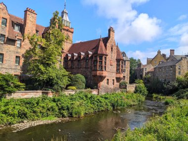 Edinburgh, İskoçya - 16 Temmuz 2025: Güneşli bir günde, Leith 'in Su kıyısındaki tarihi Kuyu Mahkemesi ve çevresindeki binaların sakin bir yaz manzarası