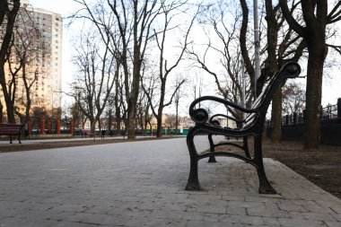 Boş bir şehir parkında bank