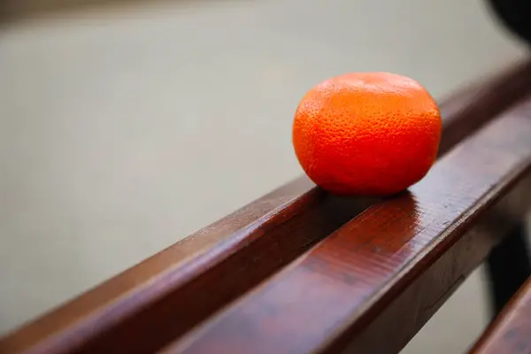 Mandarine Orange Sur Banc Dans Parc Ville Gros Plan — Photo