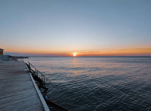 Рассвет Море Пирсе Лестницы Морю Солнцу Небу Солнце Встает Рано — стоковое фото