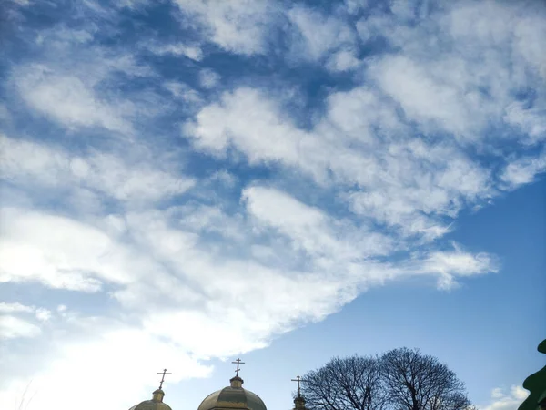 Небо Голубое Облаками Куполом Церкви — стоковое фото