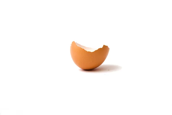 白い背景に卵の殻が隔離されている卵の詳細 ストック画像