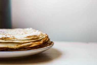 Masadaki bir tabakta gözleme