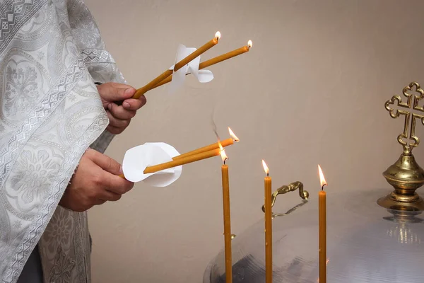 教会では司祭がろうそくに火を灯しろうそくに火を灯し — ストック写真