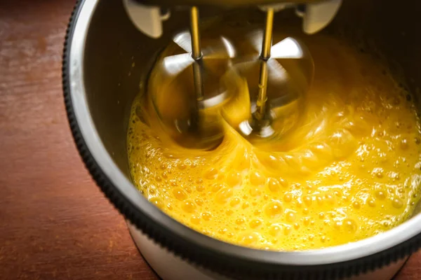Matlagning Process Slå Ägg Med Elektrisk Mixer Matlagning Bakning Spis — Stockfoto