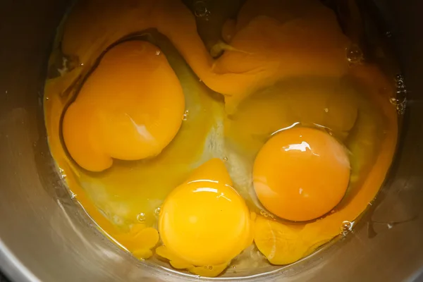 Яйца Разбитые Пальцах Ног Желток Белый Процесс Приготовления Выпечки — стоковое фото