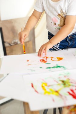 Boyalı Easel, kırmızı, sarı, yeşil çocuklar Tanrı 'nın yardımıyla resim yapmayı öğrenirler.