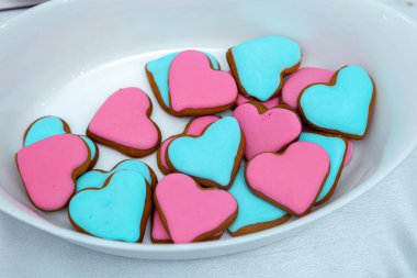 Kurabiye ve tatlı zencefilli kek cinsiyet partisi için mavi ve pembe