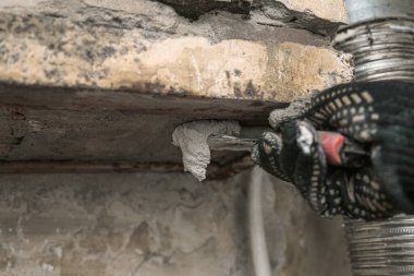 Elinde spatulası olan güçlü bir Ukraynalı kadın kendi başına onarıyor. Pes etme ve Tanrı 'dan yardım istemekten korkma, Tanrı seni seviyor..