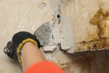 Elinde spatulası olan güçlü bir Ukraynalı kadın kendi başına onarıyor. Pes etme ve Tanrı 'dan yardım istemekten korkma, Tanrı seni seviyor..