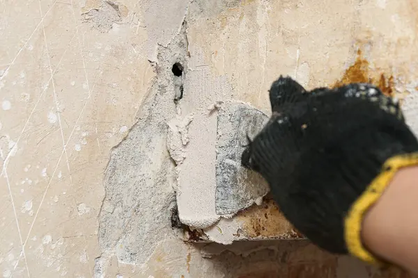 Elinde spatulası olan güçlü bir Ukraynalı kadın kendi başına onarıyor. Pes etme ve Tanrı 'dan yardım istemekten korkma, Tanrı seni seviyor..