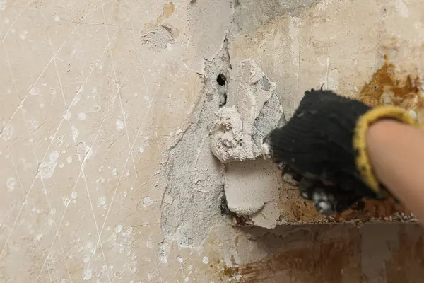 Elinde spatulası olan güçlü bir Ukraynalı kadın kendi başına onarıyor. Pes etme ve Tanrı 'dan yardım istemekten korkma, Tanrı seni seviyor..