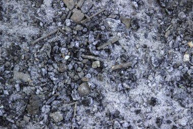 Siyah arka plan, yanmış kömürlerin dokusu, barbekü sonrası çöpler, güvenlik önlemleri.